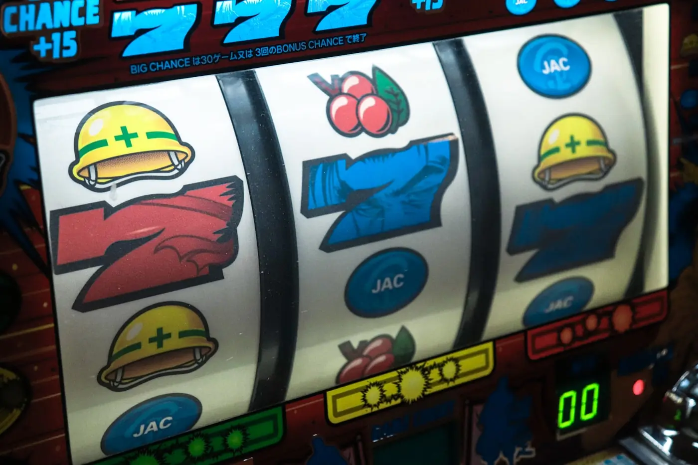 Mesin slot digital dengan angka tujuh berwarna cerah di lantai kasino.